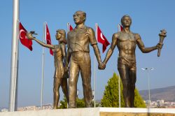 Monumento a Ataturk e ai Giovani a Kusadasi, Turchia - Con le bandiere turche sullo sfondo, quest'opera scultorea simboleggia pace e speranza. Il monumento celebra Mustafa Kemal Ataturk, ...