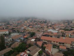 Nebbia sulle pendici dell'Etna e sul centro di Nicolosi in Sicilia - © Norbachov / Shutterstock.com