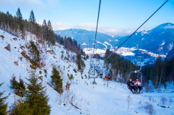 Oberammergau (Germania): ski lift sulle Alpi bavaresi con i monti sullo sfondo - © Viktoriia Adamchuk / Shutterstock.com