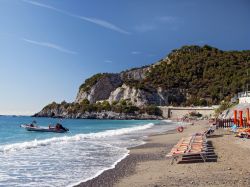 Ombrelloni e sdraio sulla spiaggia di Bergeggi, provincia di Savona, Liguria.
