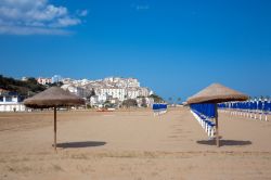 Ombrelloni sulla Spiaggia di Levante a Rodi Garganico in Puglia