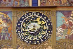 Il celebre Orologio astronomico sulla facciata della Rathaus di Ulm in Germania