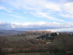 Orvieto come si ammira dalle colline della provincia di Terni in Umbria. Il borgo si erge sul un affioramento di tufo che domina la valle del Tevere. La roccia, pur abbastanza friabile, ha creato ...