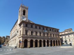 Palazzo comunale di Osimo con la torre civica, ...