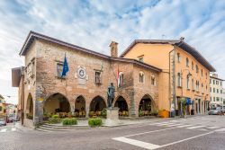 Il Palazzo Municipale di Cividale del Friuli, Udine, Italia. La città venne fondata da Giulio Cesare nel 50 a.C. - © milosk50 / Shutterstock.com