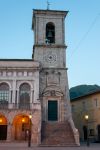Il Palazzo Municipale di Norcia, Perugia, prima del terremoto del 2016. Gravemente danneggiato dal sisma, è attualmente inagibile. La torre campanaria risale al 1713 mentre la struttura ...