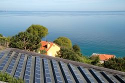 Pannelli solari a Bergeggi, riviera ligure (Savona). Sullo sfondo il mare che si può raggiungere attraverso viottoli e scalinate.


