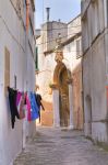 Panni stesi ad asciugare in un vicolo di Ceglie Messapica, Puglia.  