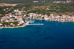 Panorama aereo del villaggio di pescatori di Petrcane, Dalmazia, Croazia. Un tempo gli abitanti si occupavano di agricoltura e pesca: oggi la principale fonte economica è data dal turismo.

 ...