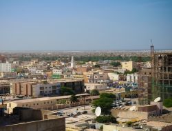 Panorama aereo della capitale Nouakchott, Mauritania. Situata sulla costa atlantica del deserto del Sahara, questa cittadina di circa un milione di abitanti era un tempo un piccolo villaggio ...