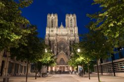 Panorama by night della cattedrale di Reims, Francia. Le due suggestive torri tronche s'innalzano per 82 metri e completano in modo armonioso la costruzione religiosa.

