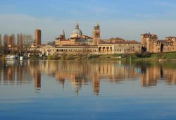 Il panorama del centro di Mantova fotografato dalla sponda orientale del lago di Mezzo - © Cristiano Palazzini / Shutterstock.com
