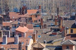 Panorama dall'alto dei tetti piastrellati e dei camini della vecchia città di Lione, Francia - © FCerez / Shutterstock.com