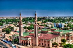 Panorama dall'alto della Saudique Grand Mosque a Nouakchott, Mauritania. Fra i principali luoghi di culto della capitale mauritana, questa grande e imponente moschea spicca per i suoi due ...