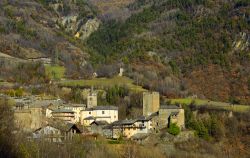 Panorama del borgo di Avise nei pressi di Aosta, Valle d'Aosta. Nell'immagine, la chiesa di San Brizio e il castello Blonay, uno dei tre presenti nel territorio del Comune.

