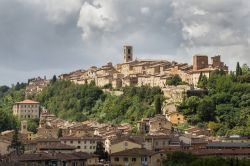 Panorama del borgo di Colle di Val d'Elsa, provincia di Siena, Toscana. Questo Comune è il più importante centro italiano per la produzione di cristallo - © 160320845 ...