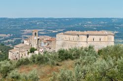 Panorama del borgo storico di Alviano in Provincia di Terni in Umbria