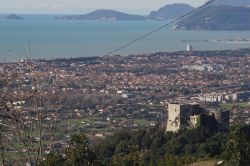 Panorama del Castello di Montignoso dalle Alpi Apuane con la Versilia e il mare della Toscana