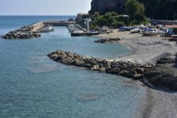 Panorama del porto turistico di Celle Ligure, Liguria. La darsena è in grado di ospitare barche sino a 8 metri di lunghezza per 2,75 di larghezza - © Giovanni Cardillo / Shutterstock.com ...