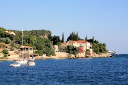 Panorama della costa di Zaton, Croazia, con le barche ormeggiate al largo. Questa graziosa località vive in stretto contatto con il mare e la natura in cui è immersa.

