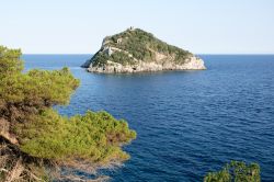 Panorama dell'isola di Bergeggi, Savona, Liguria. Nota anche come isola di Sant'Eugenio, si trova proprio di fronte all'omonim Comune. L'isolotto fa parte della Riserva Naturale ...