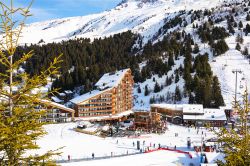 Panorama dello ski resort Meribel-Mottaret (Francia). Siamo nell'area 3 Vallées in parte compreso nel parco nazionale della Vanoise - © Boris-B / Shutterstock.com