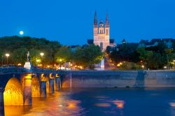 Panorama di Angers in un notte d'estate, Francia. Considerata la porta d'ingresso della Valle della Loira, questa località è patrimonio mondiale dell'Unesco - © ...