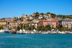 Panorama di La Spezia, Liguria. La città sorge su un angusto lembo di terra stretto fra mare e monti, sviluppo urbanistico che ha richiesto ingenti opere di bonifica - © Alberto ...