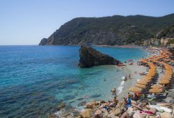 Panorama di Monterosso al Mare, Liguria, Italia - Scogli e sabbia per la spiaggia di Monterosso al Mare, splendida cittadina delle Cinque Terre: il suo impianto turistico-balneare è raggiungibile ...