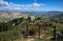 Panorama di una casa rurale a Petralia Soprana, Sicilia, in una giornata estiva. Parte del Parco delle Madonie, è uno dei borghi più belli d'Italia.
