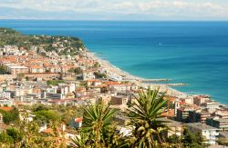 Il panorama di Varazze, località balneare della Riviera di Ponente in Liguria.