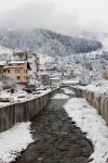 Panorama invernale nella cittadina di Chepelare, Bulgaria, con la neve.
