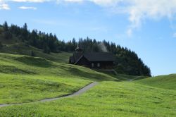 Panorama naturale nei pressi di Stoos, Svizzera. Questo paesino di 150 abitanti è immerso in un paesaggio alpino nel cuore del territorio svizzero.
