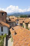 Panorama sui tetti di Ricetto di Candelo, Biella, Piemonte. Agli angoli della costruzione difensiva si stagliano quattro torri a pianta rotonda.
