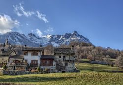 Panorama sulle Alpi italiane e svizzere con le tipiche case di Crodo, Piemonte, Italia.

