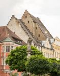 Particolare dei tetti di edifici storici nel centro di Straubing, Germania.

