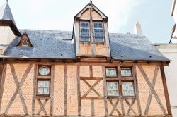 Particolare della Casa della Torre in Rue Saint-Aignan ad Angers, Francia. E' un bell'esempio di costruzione a graticcio con travi in legno sulla facciata - © 210317200 / Shutterstock.com ...