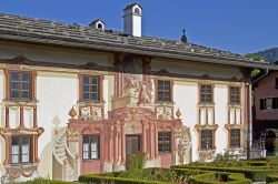 Particolare della Pilatus House a Oberammergau, Germania. La casa è decorata con affreschi realizzati nel 1784 dal pittore Franz Seraph Zwinck. Deve il suo nome ai decori che raffigurano ...