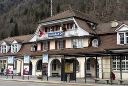 Passeggeri si recano alla stazione ferroviaria di Interlaken, Svizzera. Questa bella cittadina è una rinomata località di villeggiatura - © warasit phothisuk / Shutterstock.com ...