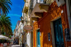 Passeggiata con bar, negozi di souvenir e edifici colorati nel borgo di Carloforte, isola di San Pietro, in primavera (Sardegna) - © Stefy Morelli / Shutterstock.com