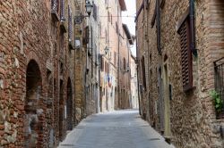 Passeggiata nelle vie del centro storico di Gambassi Terme in Toscana