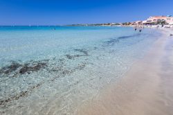 Passeggiata sulla spiaggia si Putzu idu in Sardegna, costa del golfo di Oristano