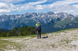Passeggiata sulle montagne di Andalo con vista sulle Dolomiti di Brenta.