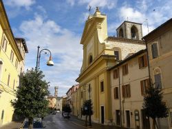 Pergola, il duomo in via Don Minzoni, Marche. Costruito nel 1285 dagli agostiniani, questo edificio religioso è dedicato a Agostino d'Ippona. Rinnovato in seguito in stile neoclassico, ...