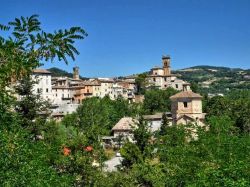 Pergola, panorama del centro storico (provincia di Pesaro e Urbino). La fondazione dell'attuale abitato risale alla prima metà del XIII° secolo.
