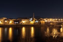 Pescantina e il fiume Adige by night, provincia di Verona (Veneto). Questa città ospita numerosi edifici religiosi e ville venete di grande prestigio storico artistico.
