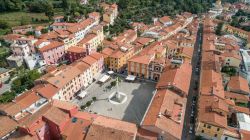 Piazza Mercurio vista dall'alto, siamo nel centro storico di Massa in Toscana