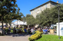Piazza nel centro di Manziana durante la sagra delle castagne di ottovre: siamo nel Lazio ad ovest del Lago di Bracciano - © eZeePics / Shutterstock.com