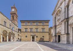 Piazza Pio II nel centro del borgo di Pienza in Toscana