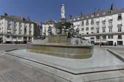 Piazza Reale nel centro di Nantes, Francia. Fotografata in una calda giornata estiva, quest'area urbana divenuta pedonale venne disegnata dall'architetto Crucy nel 1790. Al suo centro ...